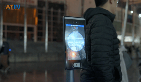 Thiết bị check-in bằng nhận diện khuôn mặt