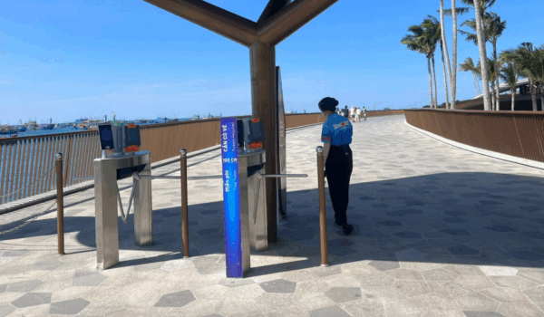 Cổng check in bằng nhận diện khuôn mặt